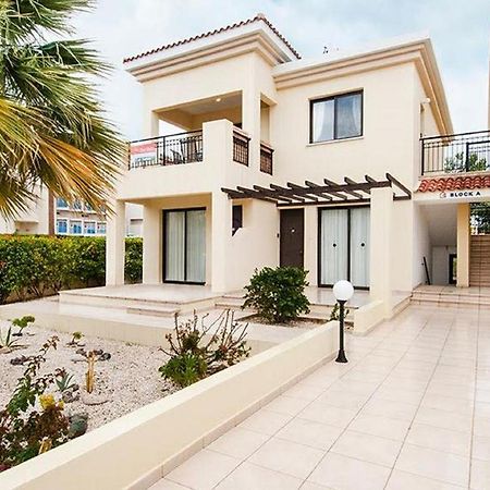 Beautiful 2-Bedroom Apartment - Great Location Paphos ภายนอก รูปภาพ