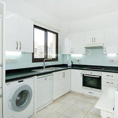 Beautiful 2-Bedroom Apartment - Great Location Paphos ภายนอก รูปภาพ