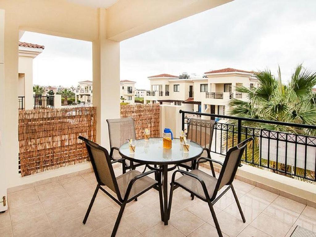 Beautiful 2-Bedroom Apartment - Great Location Paphos ภายนอก รูปภาพ