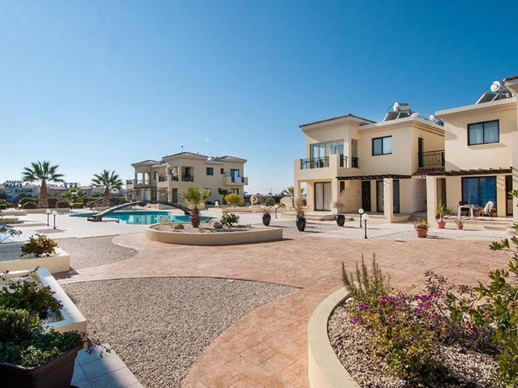 Beautiful 2-Bedroom Apartment - Great Location Paphos ภายนอก รูปภาพ