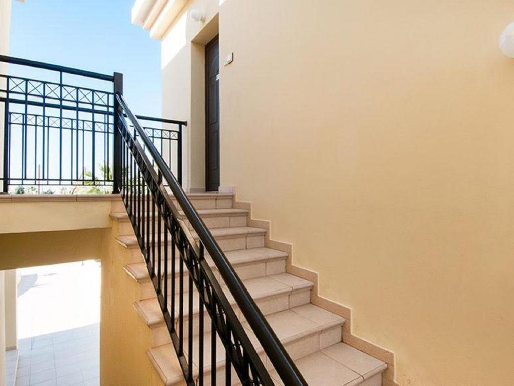 Beautiful 2-Bedroom Apartment - Great Location Paphos ภายนอก รูปภาพ