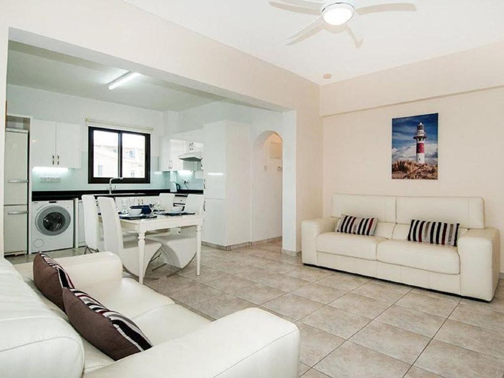 Beautiful 2-Bedroom Apartment - Great Location Paphos ภายนอก รูปภาพ