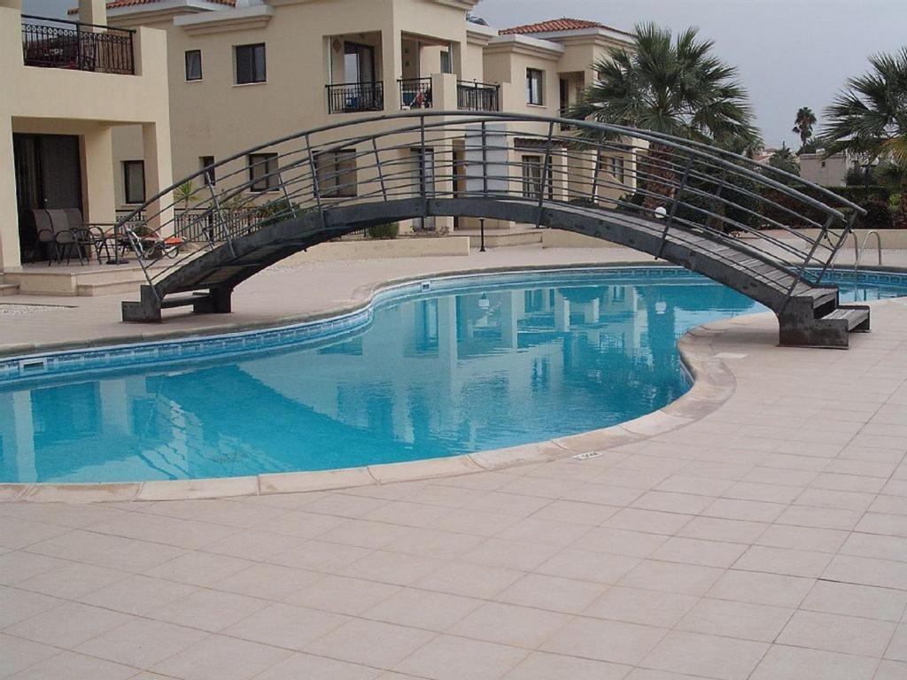 Beautiful 2-Bedroom Apartment - Great Location Paphos ภายนอก รูปภาพ