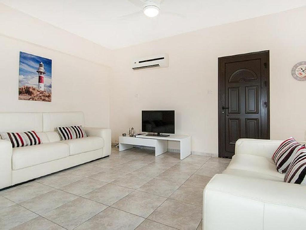 Beautiful 2-Bedroom Apartment - Great Location Paphos ภายนอก รูปภาพ