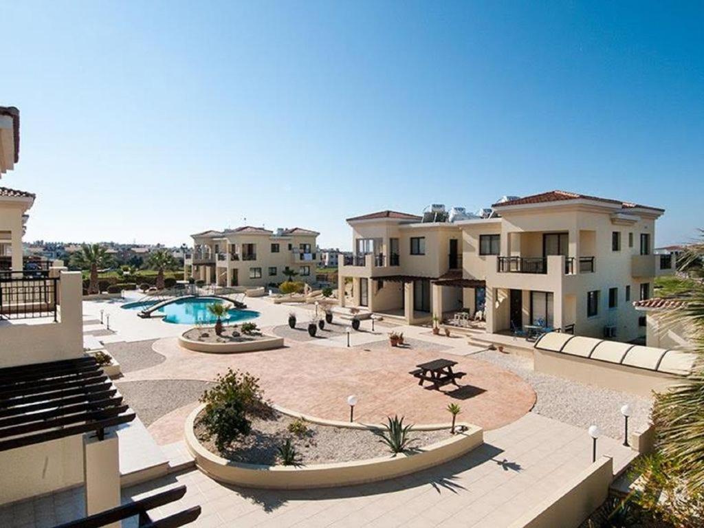 Beautiful 2-Bedroom Apartment - Great Location Paphos ภายนอก รูปภาพ