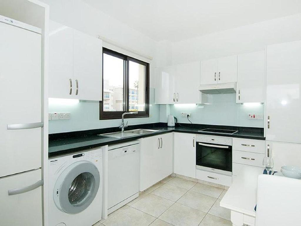 Beautiful 2-Bedroom Apartment - Great Location Paphos ภายนอก รูปภาพ