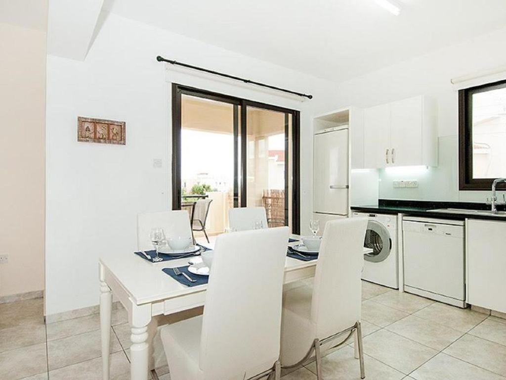 Beautiful 2-Bedroom Apartment - Great Location Paphos ภายนอก รูปภาพ