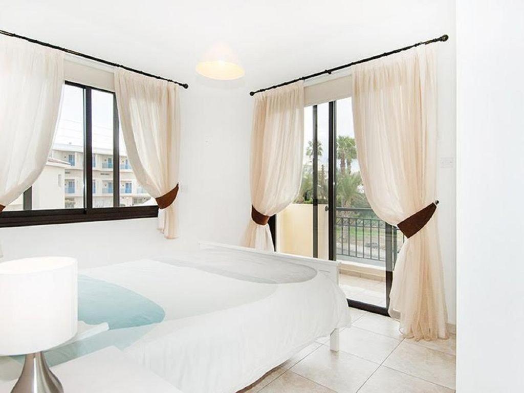 Beautiful 2-Bedroom Apartment - Great Location Paphos ภายนอก รูปภาพ