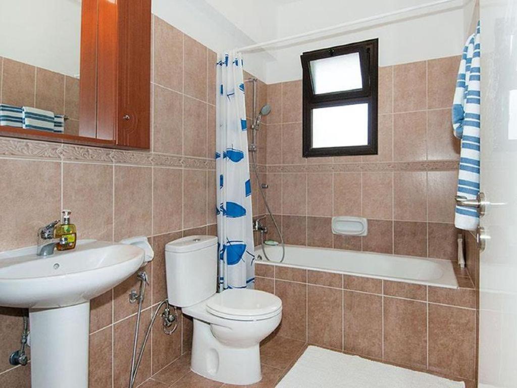 Beautiful 2-Bedroom Apartment - Great Location Paphos ภายนอก รูปภาพ