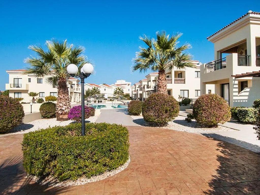 Beautiful 2-Bedroom Apartment - Great Location Paphos ภายนอก รูปภาพ