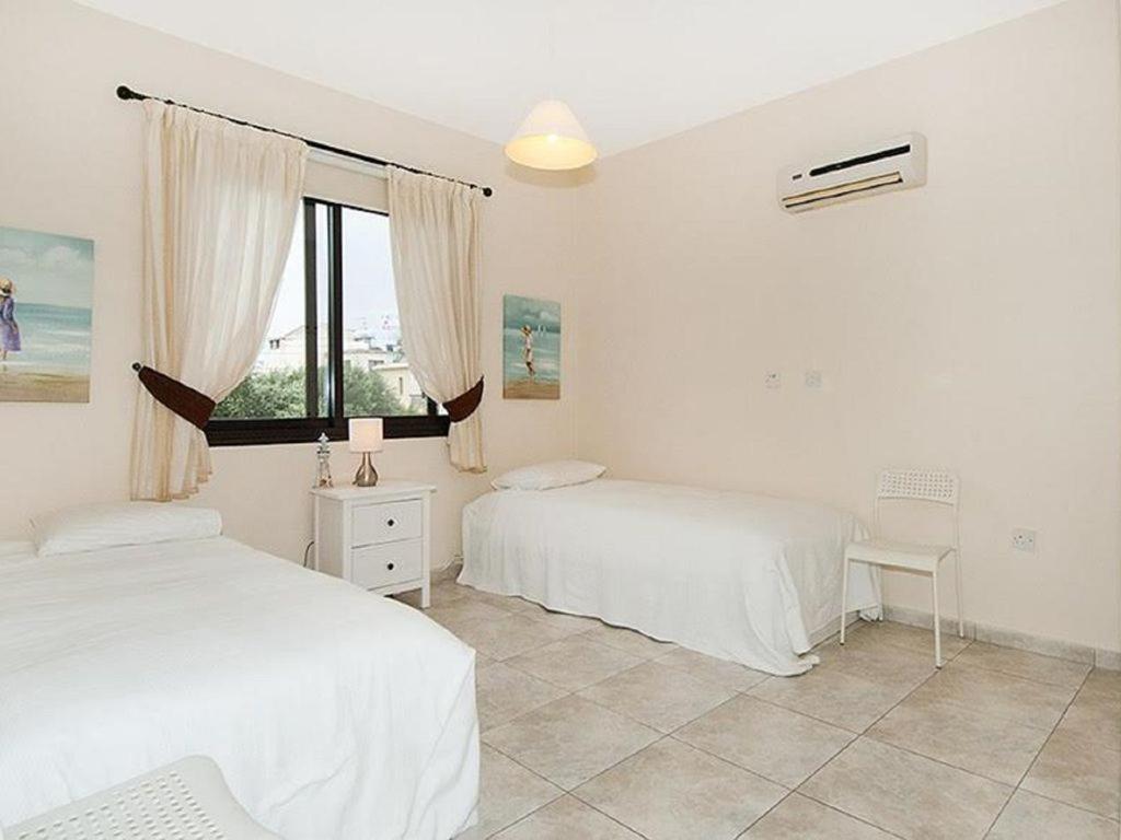 Beautiful 2-Bedroom Apartment - Great Location Paphos ภายนอก รูปภาพ