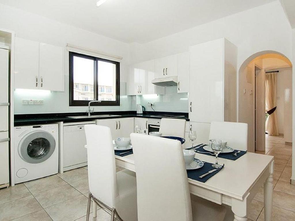 Beautiful 2-Bedroom Apartment - Great Location Paphos ภายนอก รูปภาพ